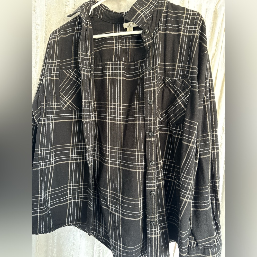 woman's black ana flannel